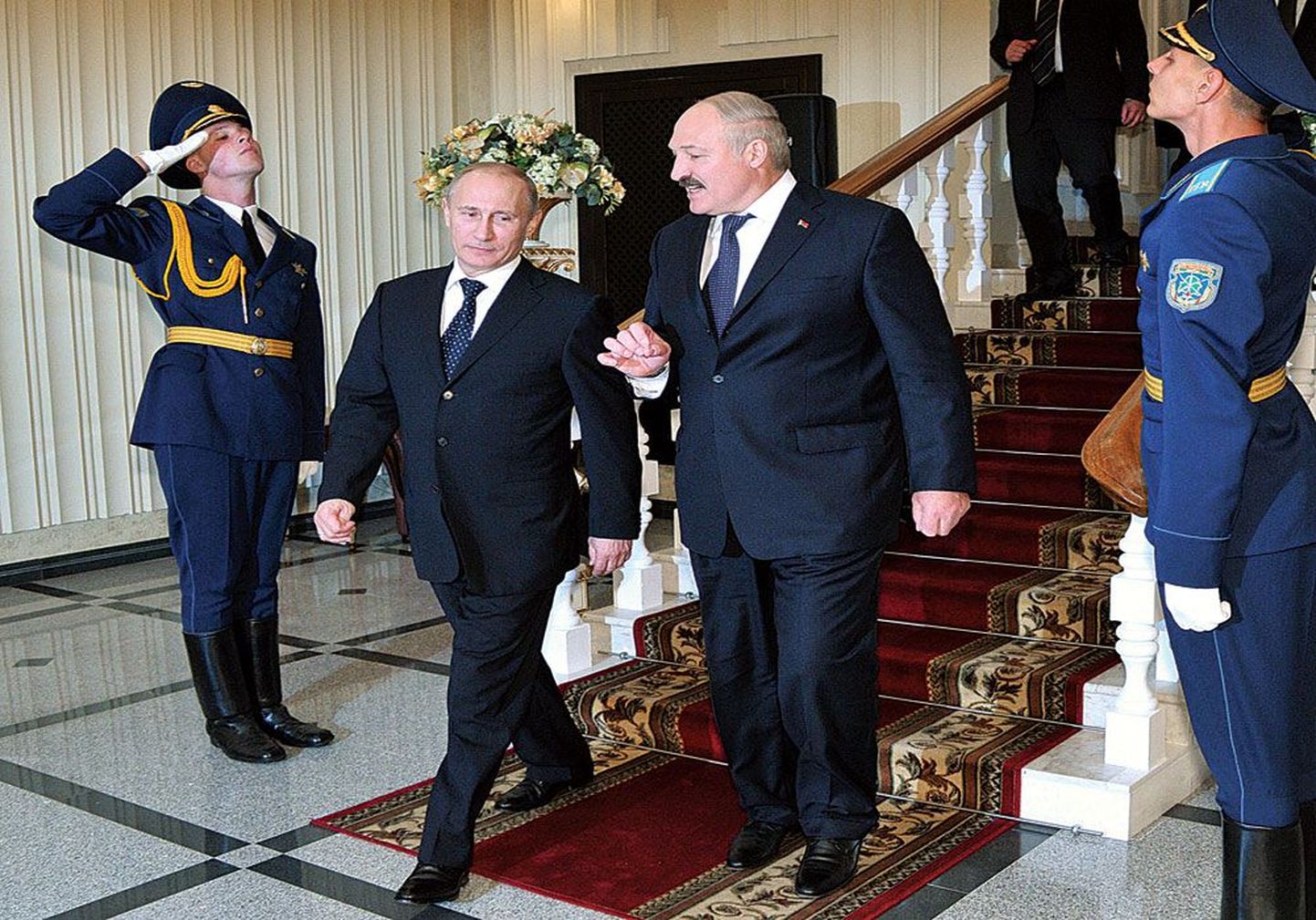 Президент Республики Беларусь Александр Лукашенко (справа) и президент России Владимир Путин 31 мая в Минске. Несмотря на давление Москвы, Лукашенко не выполняет взятые на себя обязательства.