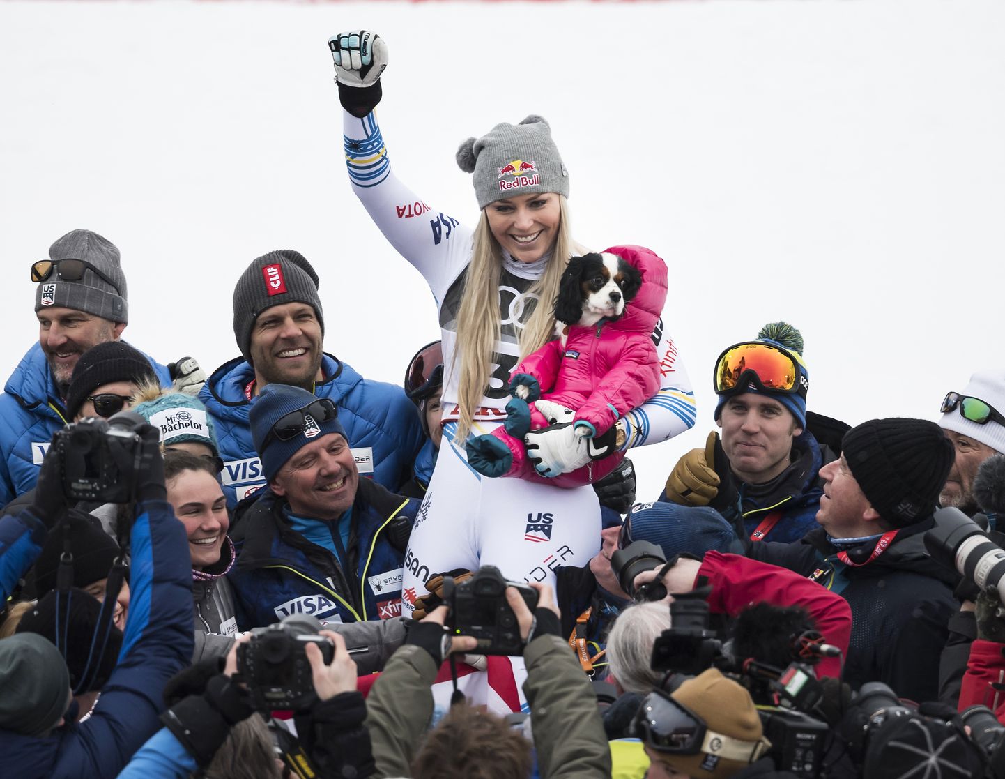 Lindsey Vonn tähistas 2019. aastal mäesuusatamise Rootsi MK-etapi võitu koos oma koera Lucyga.