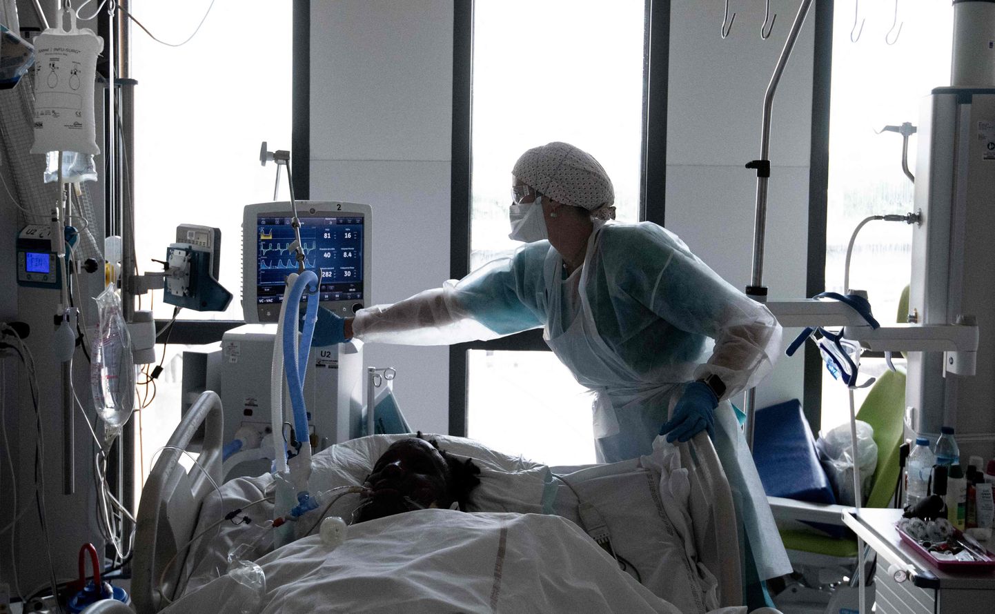 Meditsiiniõde abistamas Covidi patsienti intensiivravipalatis Prantsusmaal. Foto on illustreeriv.