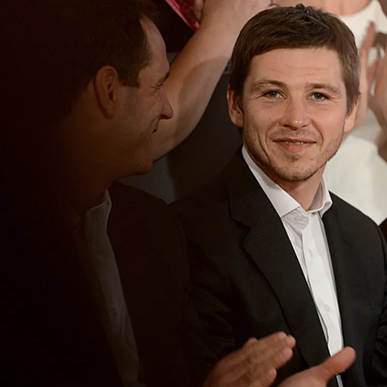 Elegantā uzvalkā tērpies hokejists Rodrigo Laviņš