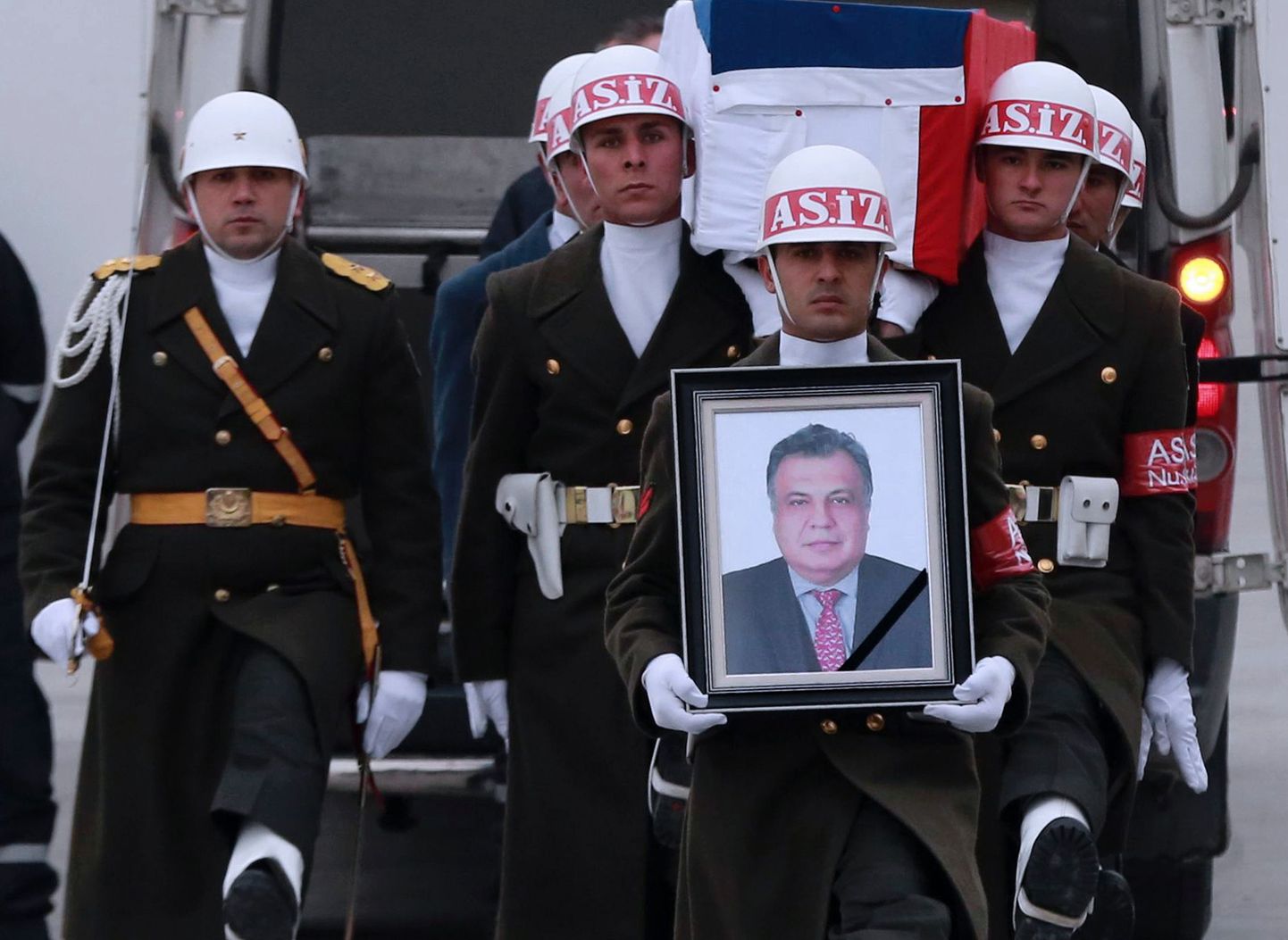 Türgi sõdurid kandmas tapetud suursaadiku Andrei Karlovi kirstu, mis toimetati eile kodumaale.
