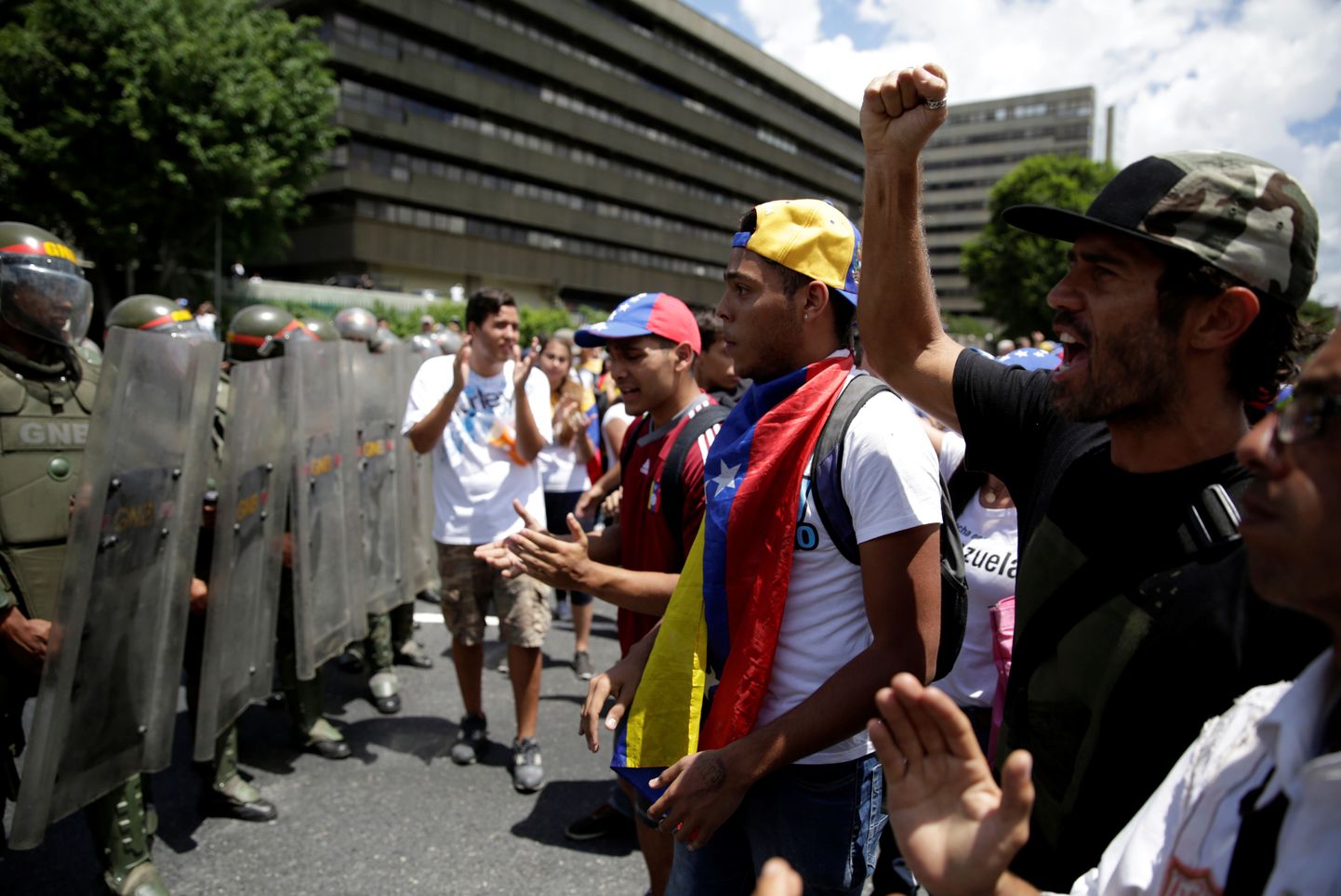 Caracases toimus neljapäeval suur opositsiooni poolt korraldatud meeleavaldus, mis tõi tänavatele umbkaudu miljon inimest. Meeleavalduse käigus avaldati pahameelt president Nicolas Maduro sotsialistliku režiimi vastu. Maduro ametiaja jooksul on riigi majandus olnud kiires languses ning inimeste elujärg on drastiliselt halvenenud.