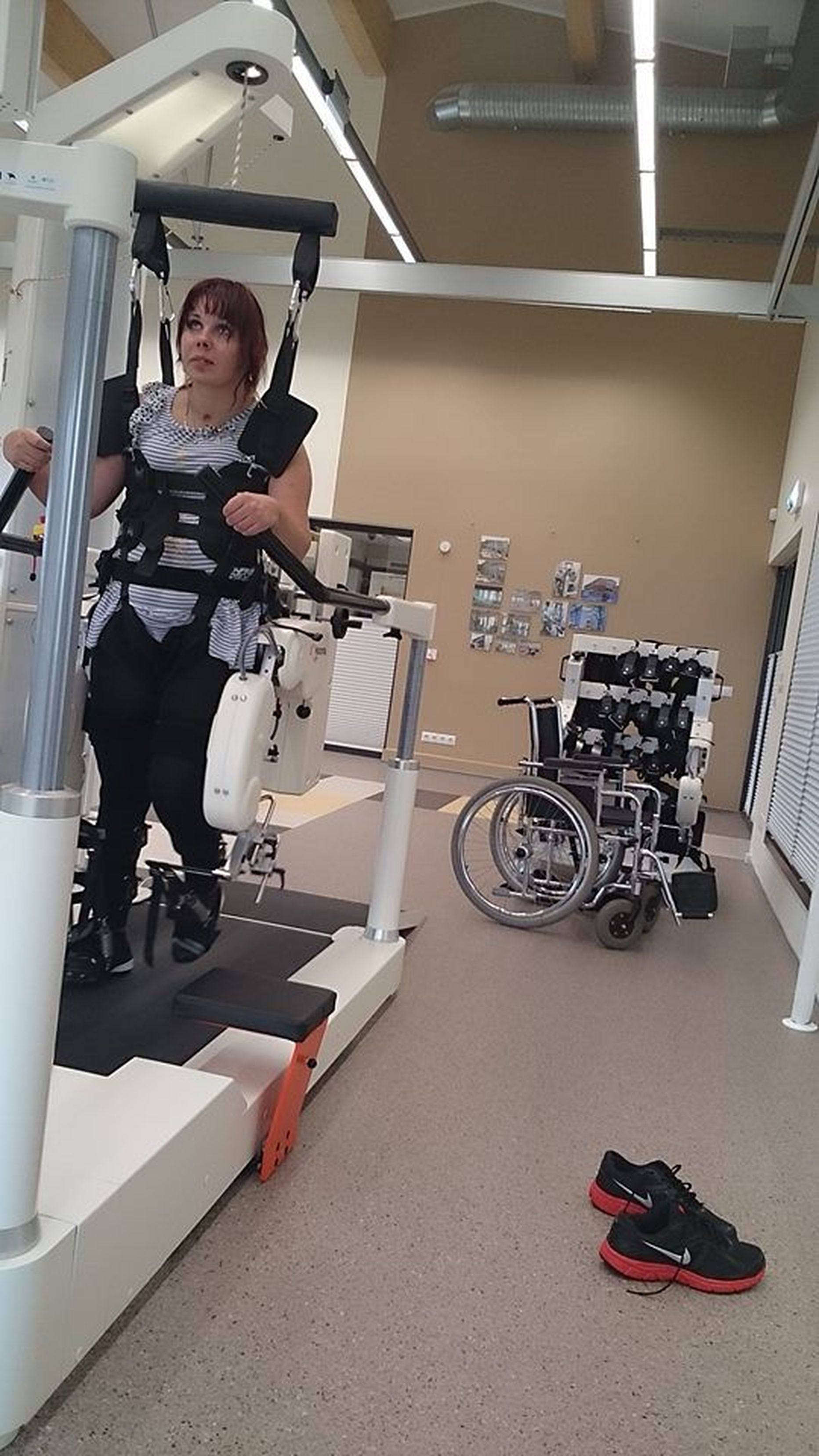 Rowena on veetnud Haapsalu neuroloogilises taastusravikeskuses kõnnirobotil harjutades loendamatuid tunde.
