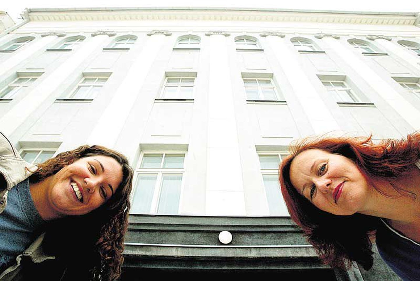 Tartu linnavalitsuse avalike suhete osakonna ametnikud Lilian Lukka (paremal) ja Karin Palo Raekoja platsil maja number 9 ees, mille teisele korrusele tulevad nende uued kabinetid.
