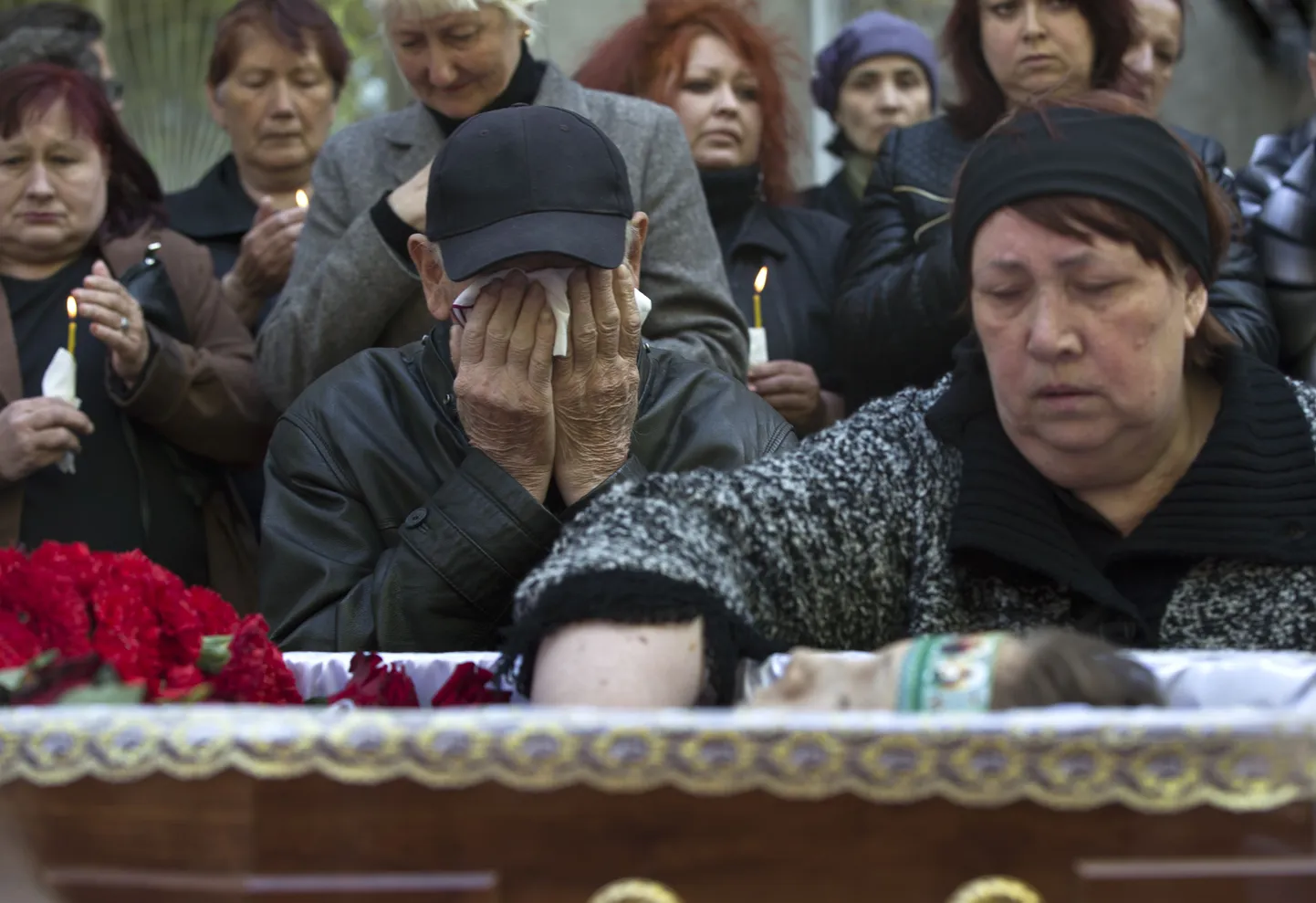 Üleeile peeti Odessas 17-aastase Vadim Papura matusetseremooniat. Noormees sai surma, kui ta põleva ametiühingute hoone aknast välja hüppas.