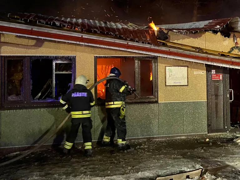 Päästjad tegelemas Männiku pansionaadi kustutamisega.