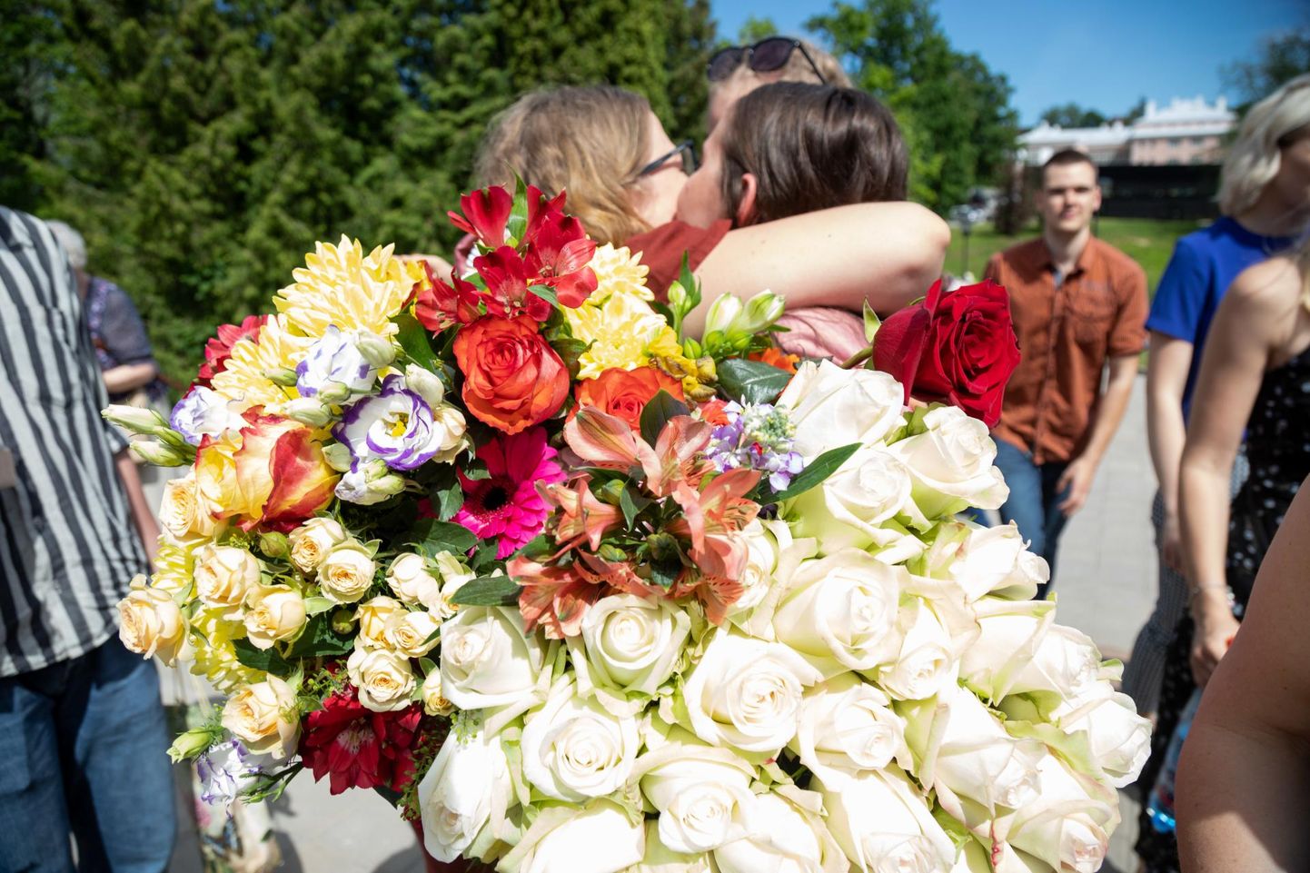 Eelmisel pühapäeval Viljandi kultuuriakadeemia lõpetamisel üritati lõpetajaid traditsiooniliselt lillede alla matta.