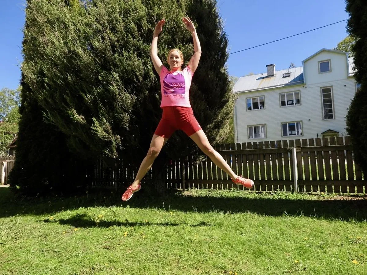 3. Harki-kokku hüpped ehk jumping jack. Kui lisad kiirust ja kõrgust, on see korralik pulsitõstja.