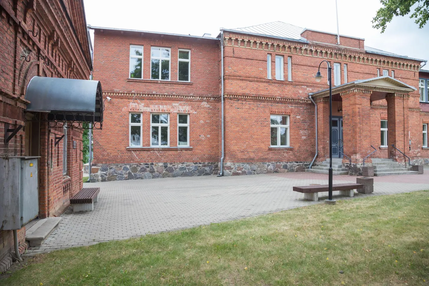 Kesklinna kooli algklasside maja kuulub praegu Riigi Kinnisvara aktsiaseltsile. Nüüd tahab linn selle riigifirmalt välja osta.