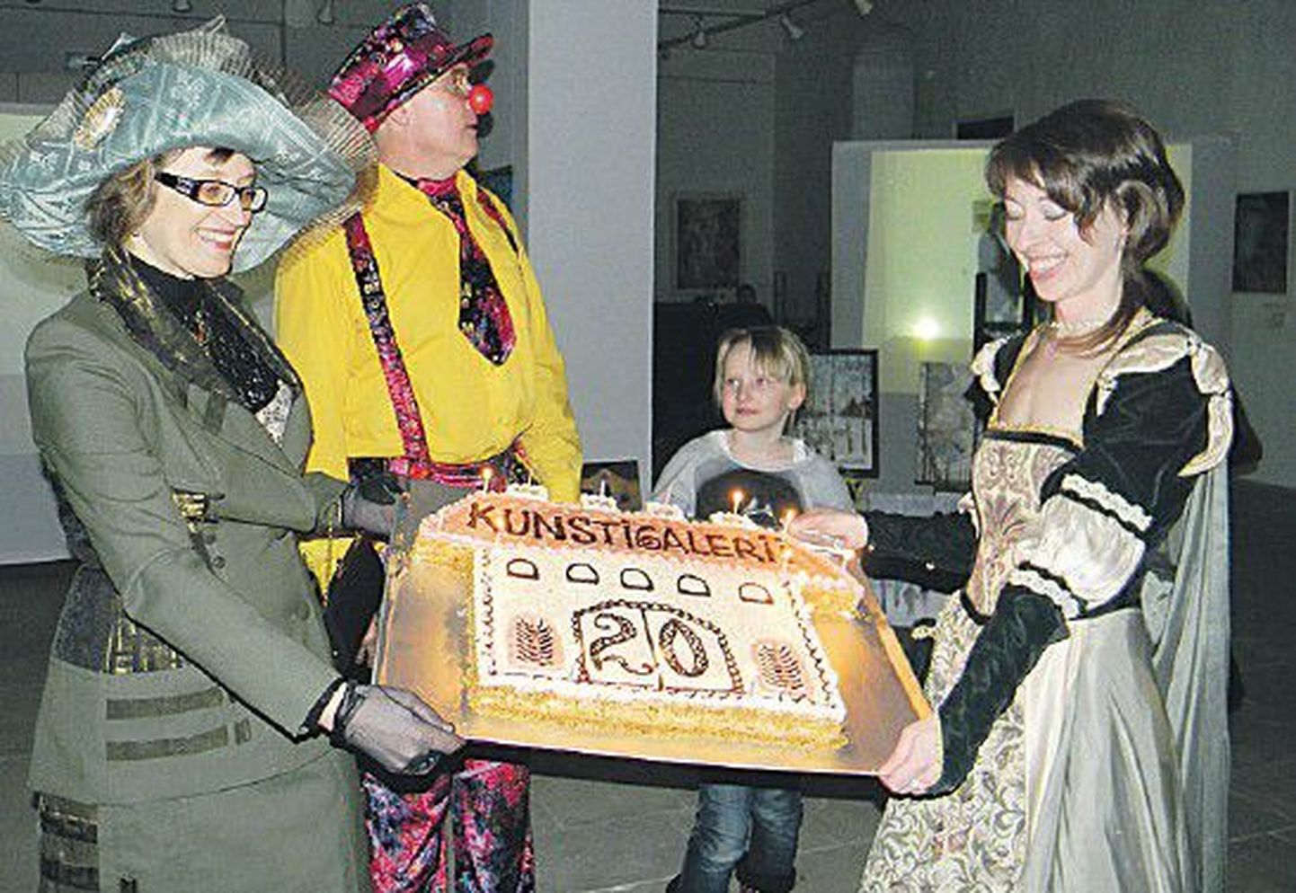 Руководитель программ галереи Елена Сохраннова и художник-методист Екатерина Аверко вынесли юбилейный торт.