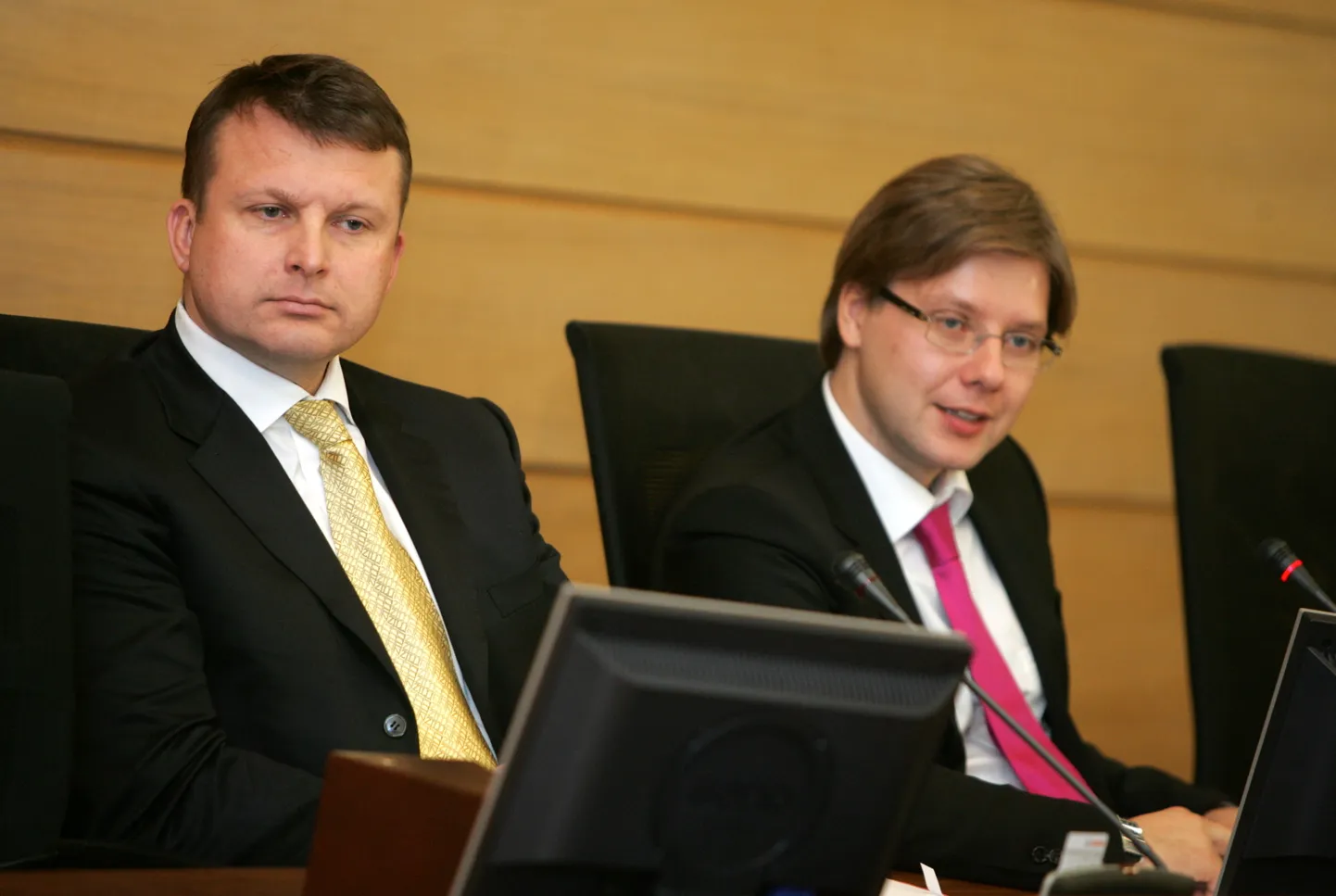 Фото 2009 года: вице-мэр Риги Айнар Шлесерс и мэр Нил Ушаков на заседании Рижской думы