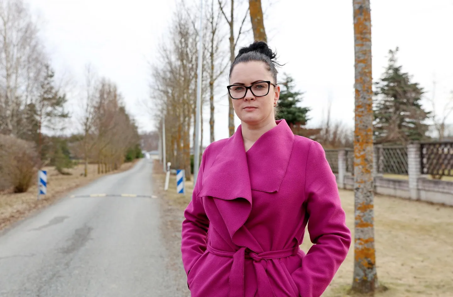 Kambja endine abivallavanem Triin Nõmmistu näitas kolmapäeval Ülenurmes Kasevälja teel tänavavalgustust, mis võttis talt hulga närve ja ametikoha.