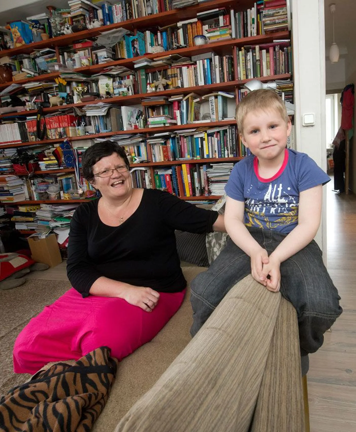 Liina Vahter oma viieaastase poja Taaviga. Pereema sõnul on nende kodus nii lapsehoidmine kui ka muudki tööd kirjastajast abikaasa Taunoga üsna võrdselt jaotatud. «See ei tähenda, et üks peseb pool põrandat ja teine pool. Teeb see, kes märkab,» lausus ta.