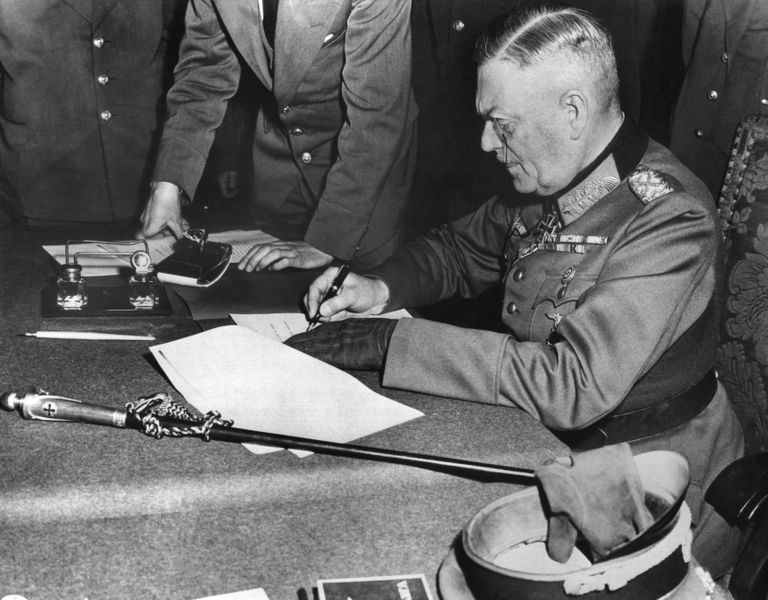 Wehrmachti ülemjuhataja Wilhelm Keitel kirjutab 8. mail 1945 Berlin-Karlshorstis alla Saksamaa Wehrmachti kapitulatsiooniaktile, mis ühtlasi lõpetas ametlikult sõja Euroopa tandril. / Scanpix