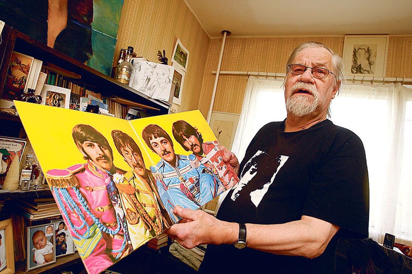 Luuletaja ja Bob Dylani fänn Hannes Varblane näitab oma heliplaadikogust biitlite kaheksandat plaati «Sgt. Pepper’s Lonely Hearts Club Band», mis on ilmunud aastal 1967.