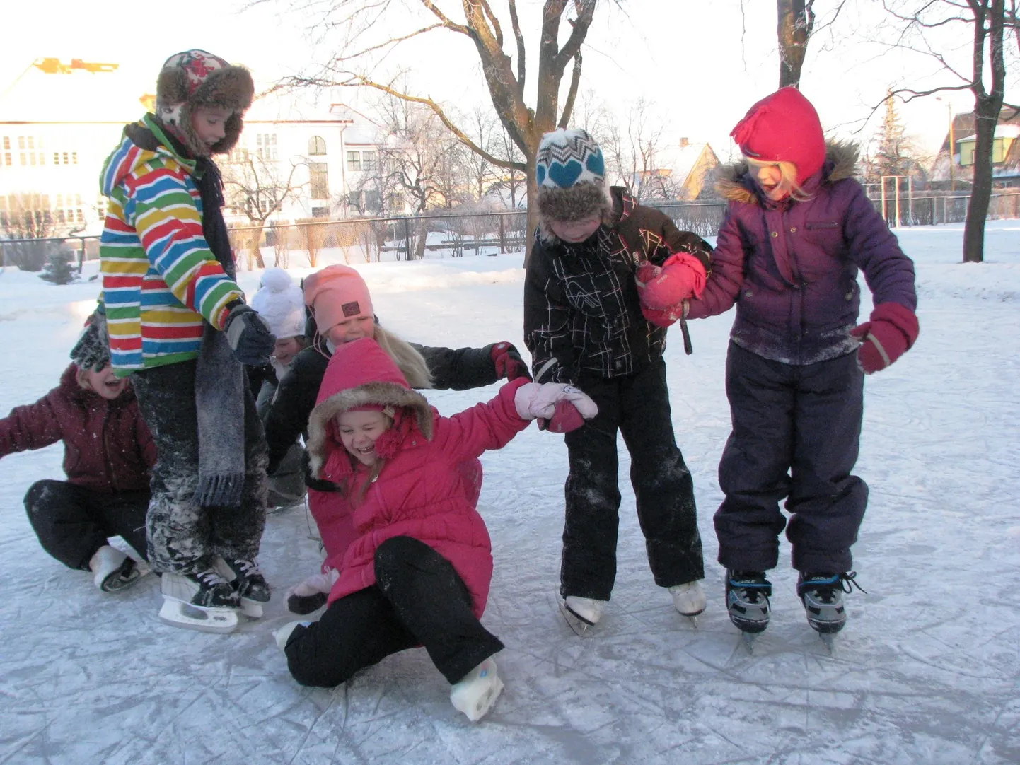 Rääma kooli lapsed talverõõme nautimas.