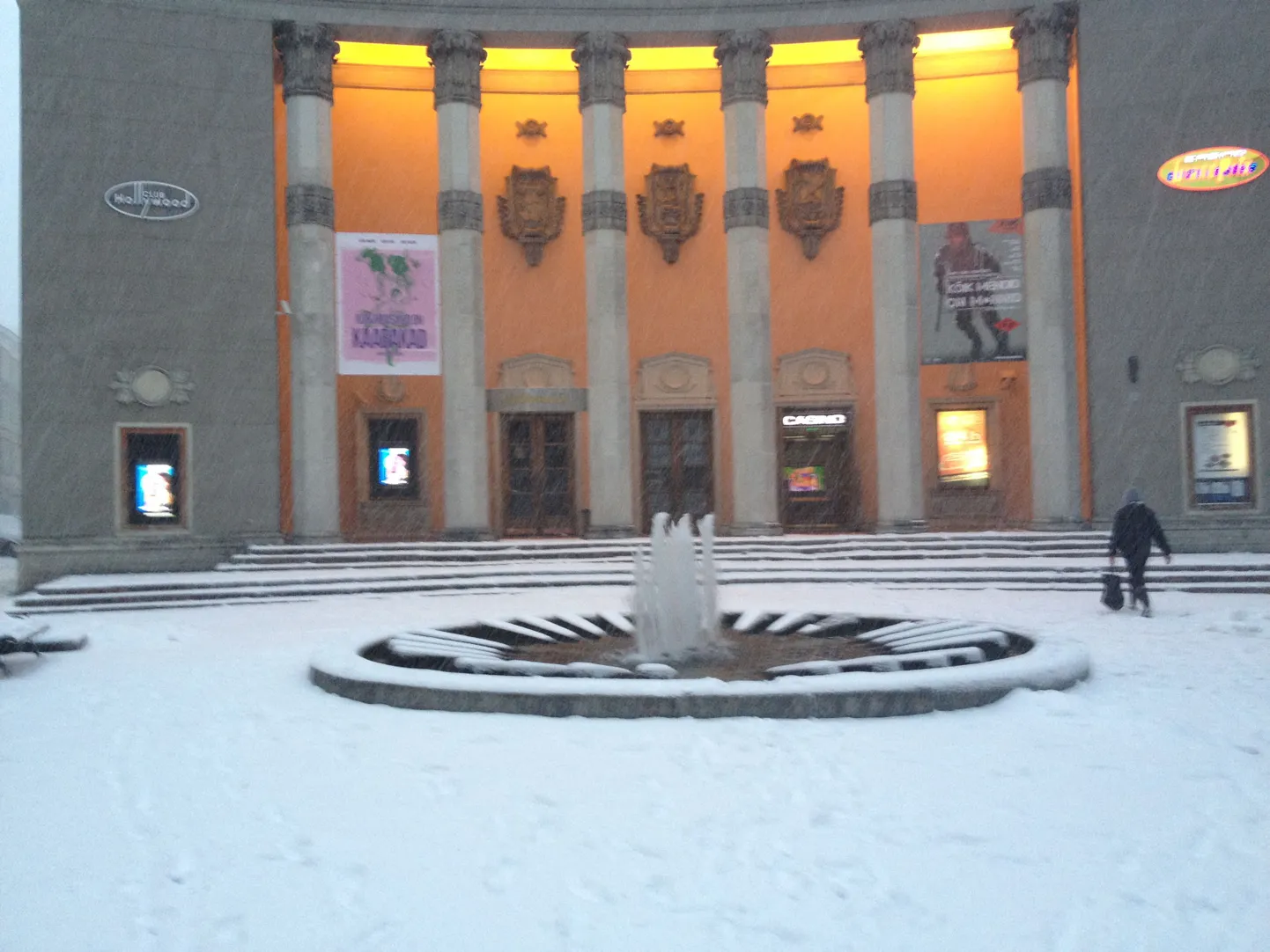 Purskkaev kino Sõpruse ees.