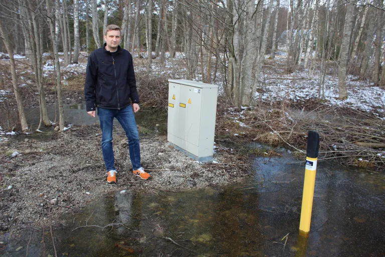 Vainu näitab elektrikilpi ja interneti valguskaabli posti Põllu tänava lääneotsas. Võib juhtuda, et maja sinna ehitada ei tohigi.