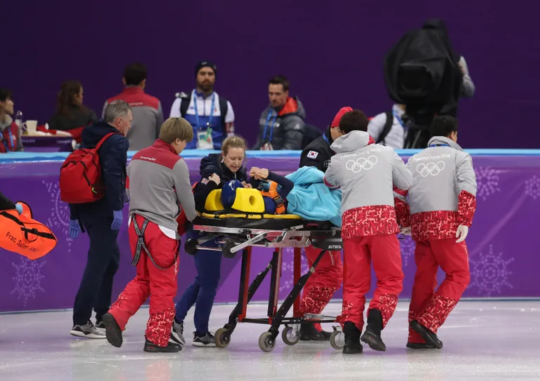 Suurbritannia uisutaja Elise Christie pärast ränka kukkumist.