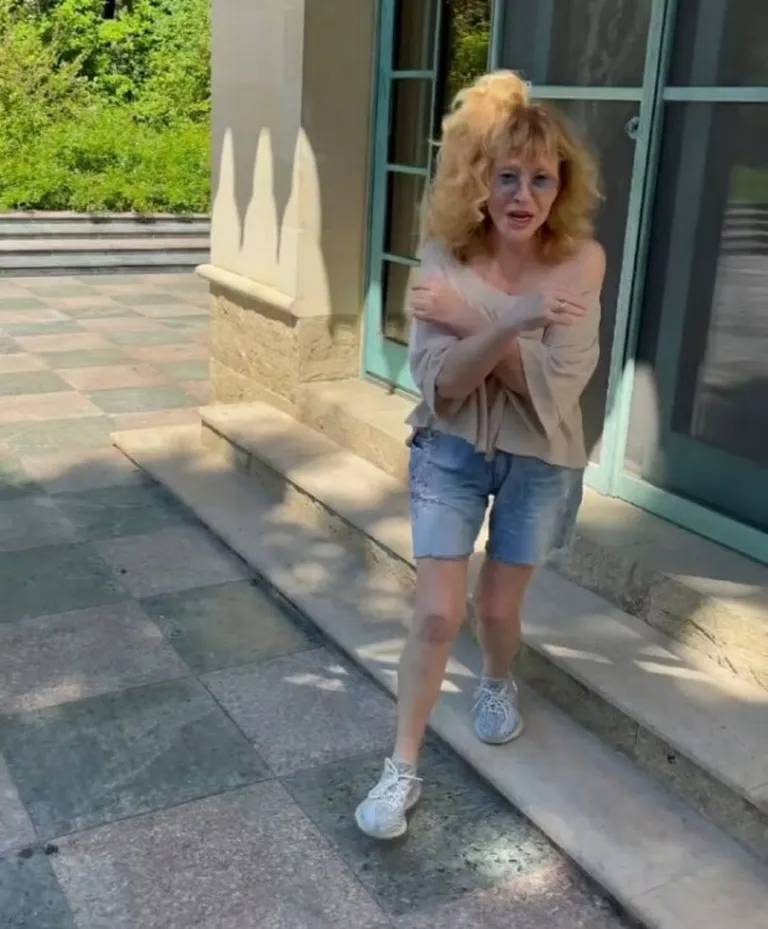 Алла Пугачева убегает из кадра.