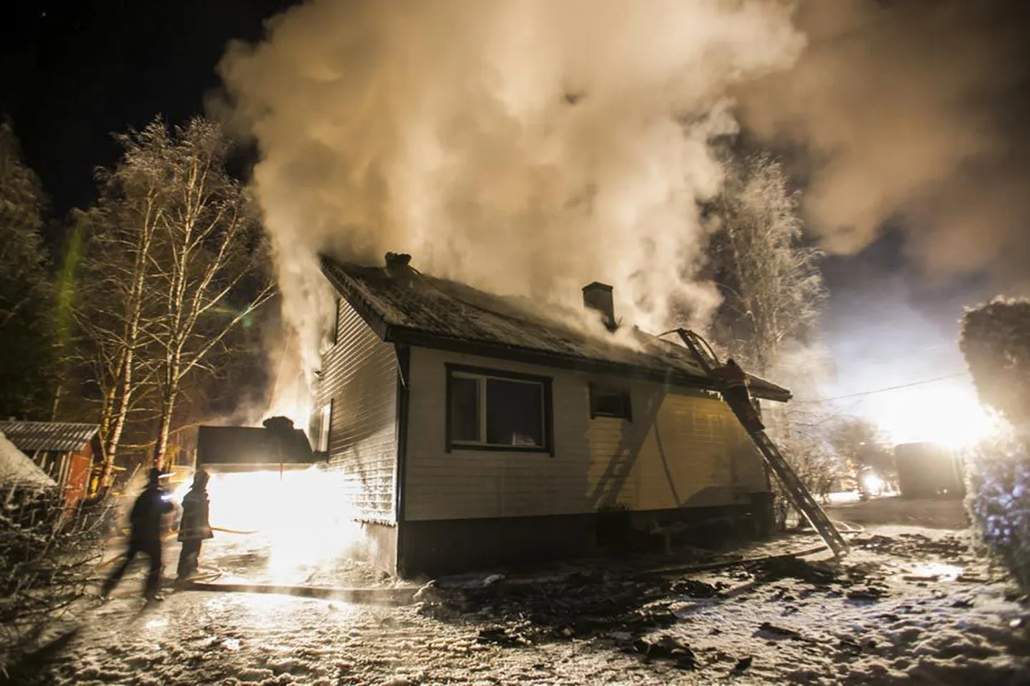 Tuli oli pugenud majas katuse alla ja voodrilaudade vahele ning seetõttu kulus päästjatel põlengu kustutamiseks peaaegu kümme tundi.
