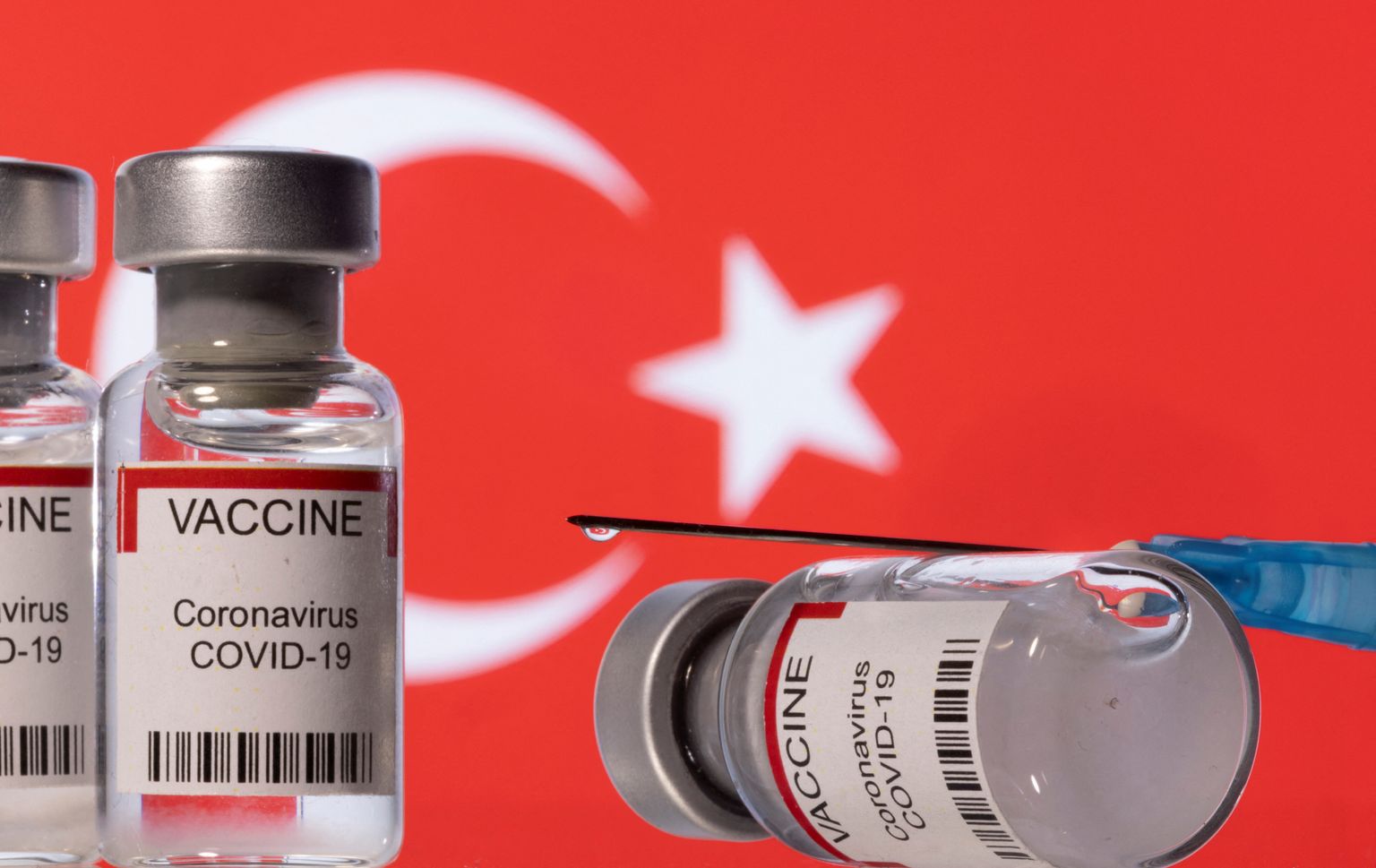Вакцина на фоне флага Турции. Фото иллюстративное.
