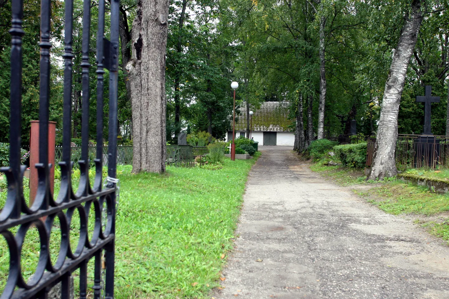 Viljandis on täna jalutuskäik Vanal kalmistul kalmistute asjatundjate Janis Tobrelutsu ja Kalle Pullmani eestvedamisel.