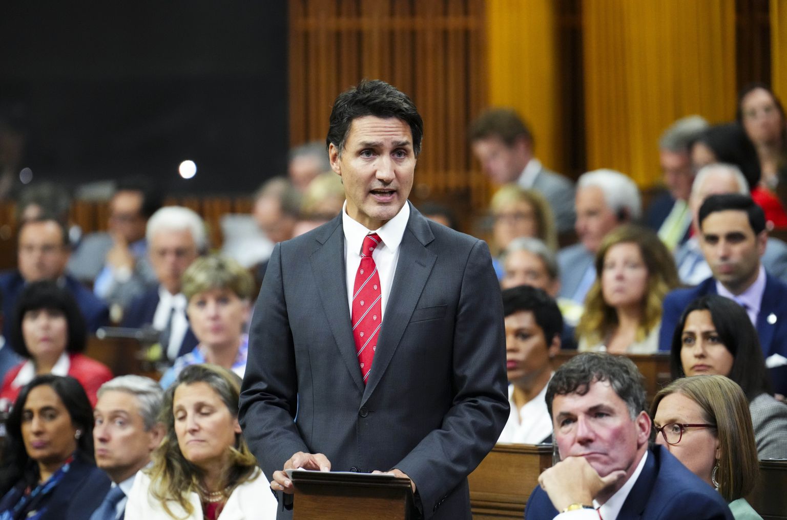 Justin Trudeau parlamendis kõnelemas.