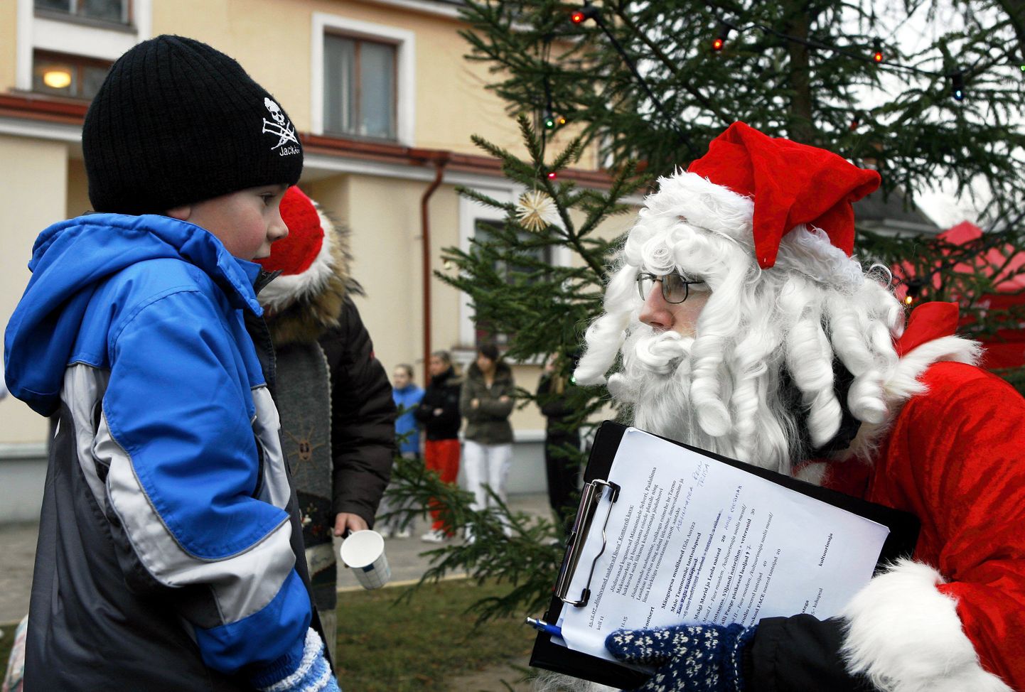 Head lapsed saavad jõuluvanadelt magusa sisuga kingikotte ka tänavu.