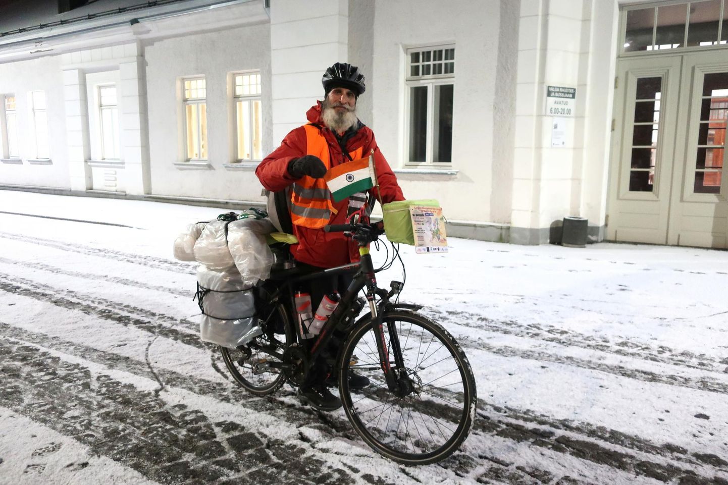 72-aastane indialane Karan Singh Jagawat reisib rattal mööda Euroopat ning levitab rahusõnumit. Teisipäeval jõudis ta Valga jaamahoone juurde.