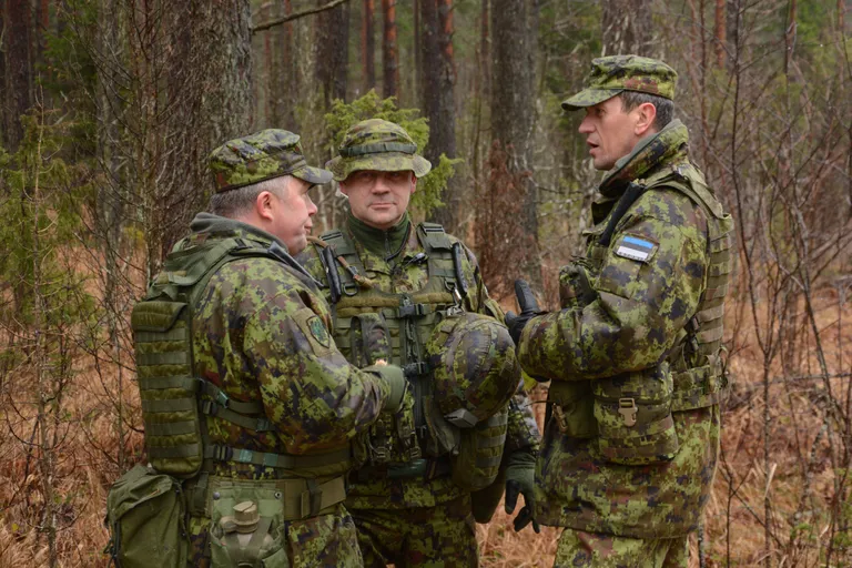Pildil vasakult: endine kaitseliidu ülem kindralmajor Meelis Kiili, kaitseliidu ülema käsundusallohvitser staabiveebel Peeter Land ja kaitseliidu Saaremaa maleva pealik kolonelleitnant Gunnar Havi.