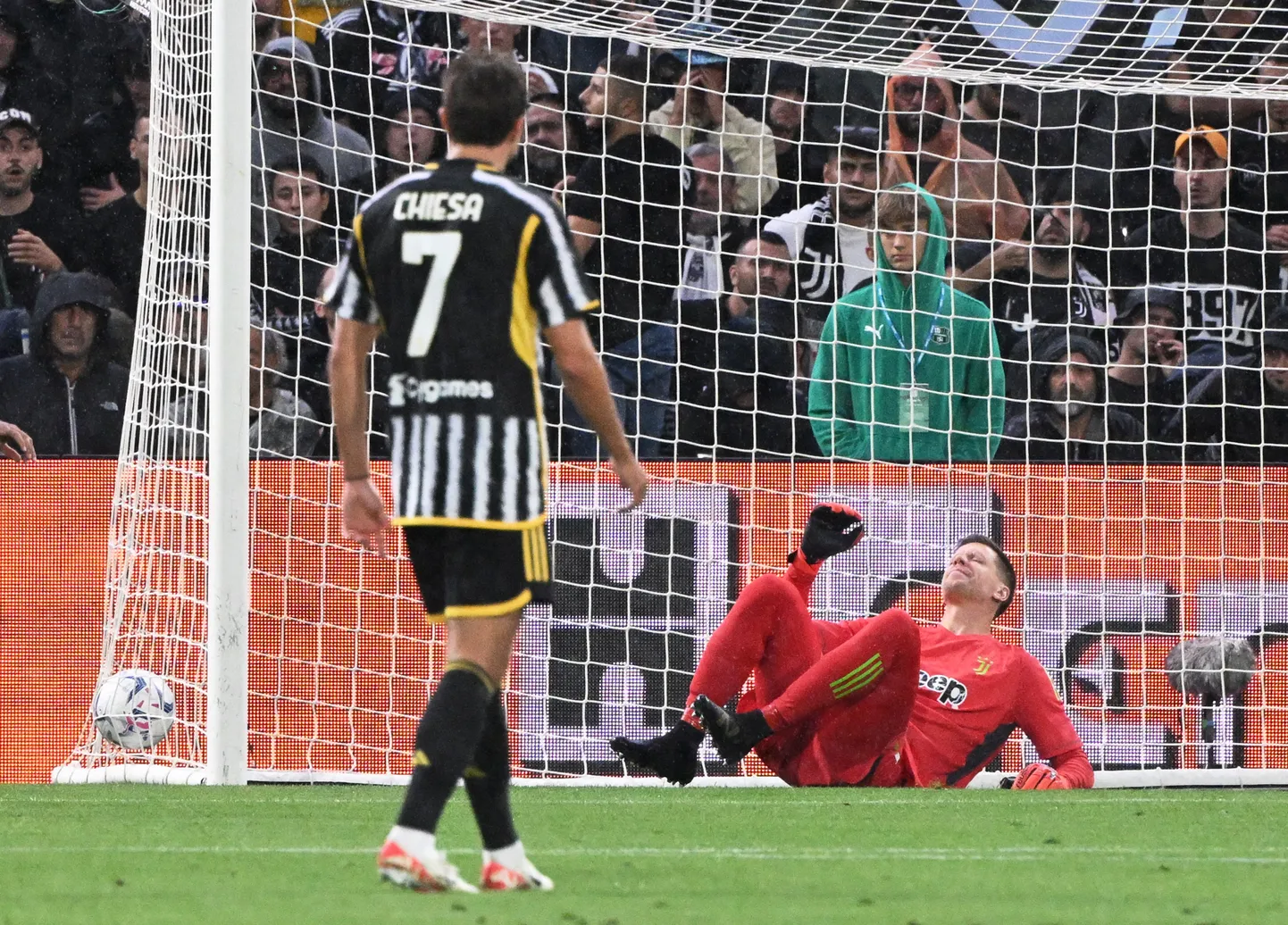 Wojciech Szczęsny (punases) hetk pärast seda, kui ta palli enda väravasse pudistas.