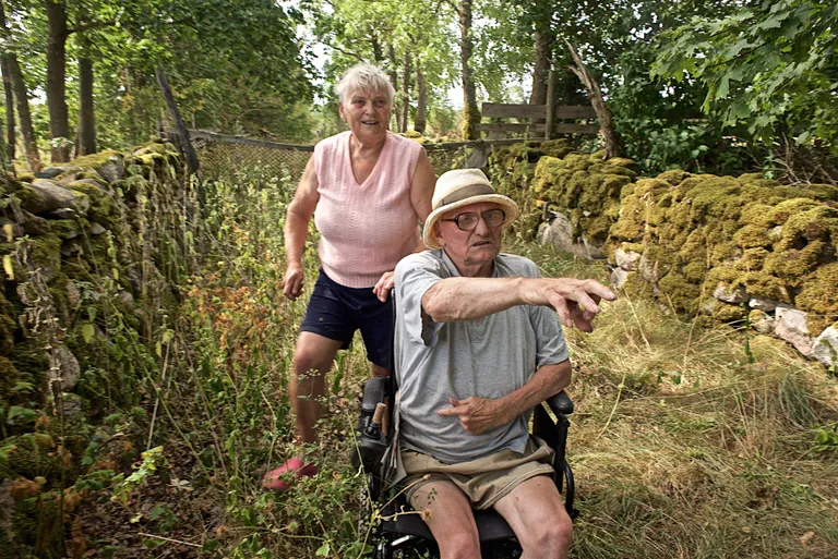 Kus see mölder tuuliku ees siin kiviaial istus? Vello-Jüri Sooäär (75) juhatab teed Inna Sooäärele. Soonda küla, Muhu, 2014.