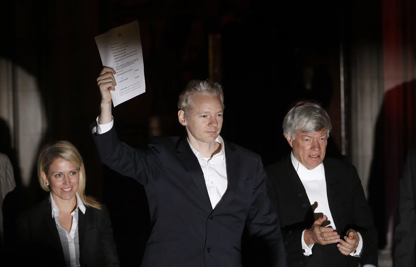 Võidukas Julian Assange Londonis kohtuhoone ees.