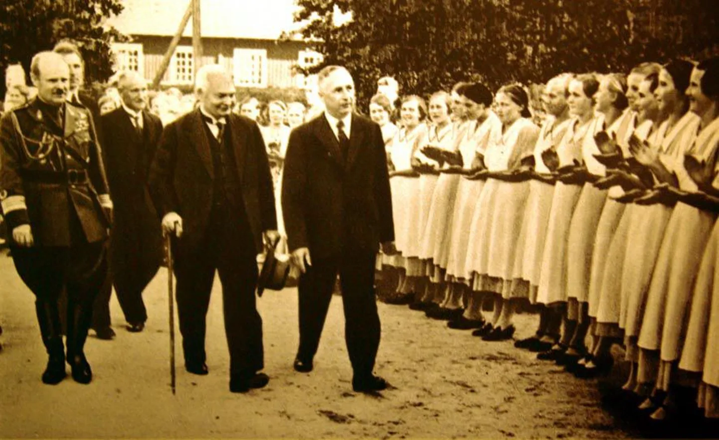 Rõõmsad noored tervitavad president Konstantin Pätsi, keda saadavad haridusminister kolonel Jaakson (vasakul) ning Põllutöökoja esimees ja maanoorte vanem August Jürima.