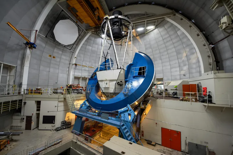 Tumeenergia spektroskoopiline instrument (DESI) on paigaldatud Nicholas U. Mayalli 4-meetrisele teleskoobile Kitt Peaki riiklikus observatooriumis Arizonas.