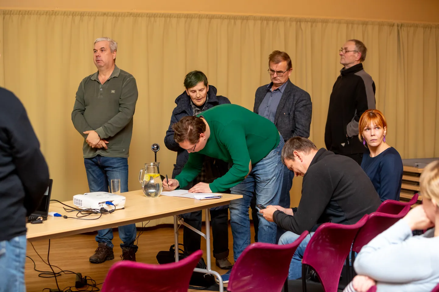 EI TAHA! Kolmapäeva õhtul Kihelkonna rahvamajas peetud rahvakoosolekul ringikäinud pöördumisele oli koosoleku lõpuks alla kirjutanud üle kolmekümne inimese. Parajasti annab allkirja Kurevere kinnisvaraomanik Margus Palu.