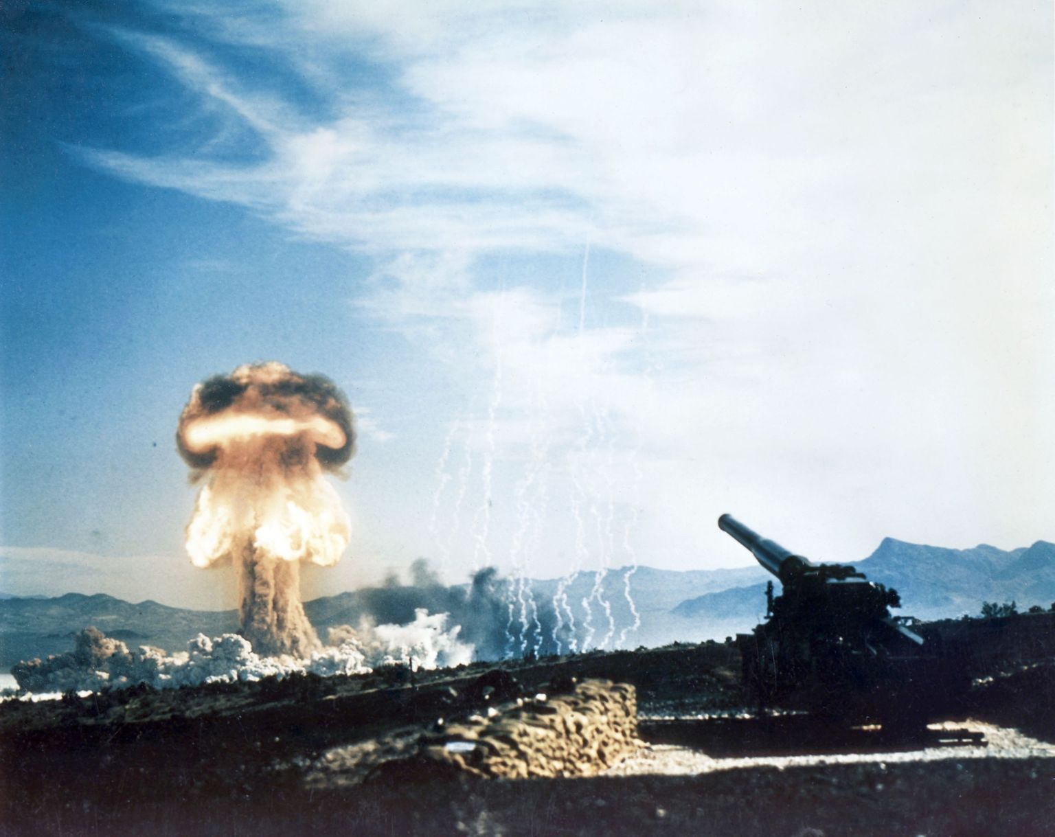 280 mm tuumamürsu tulistamine 1953 aastal
Ühendriikides Nevada kõrbes toimunud katsetuste käigus. Selle haubitsa laskekaugus on kuni 30 km. 