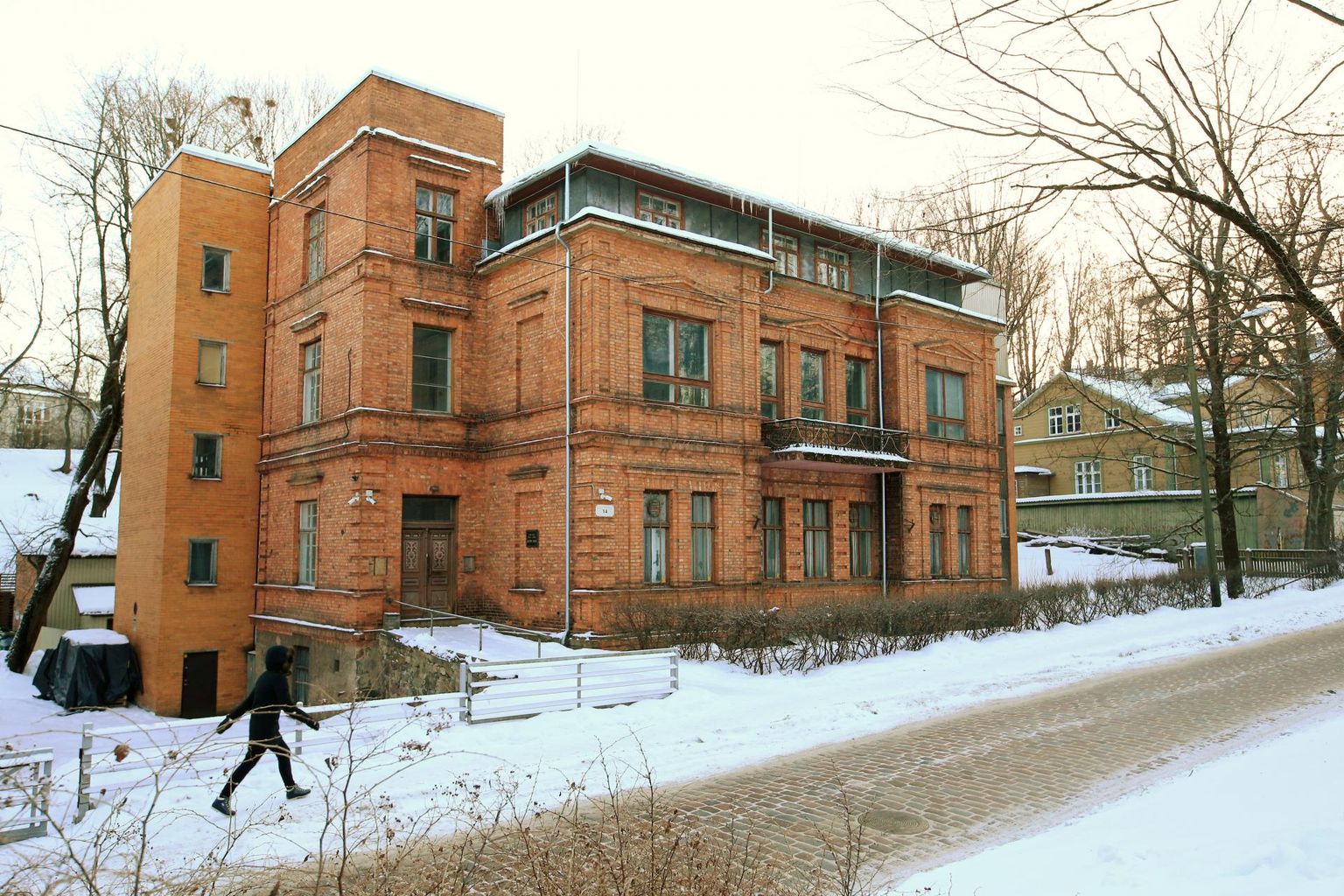 Kunstimuusemi majana tuntud Vallikraavi 14 oksjon lõppes eile. Kas kinnistu sai uue omaniku, selgub pärast dokumentide kontrollimist.