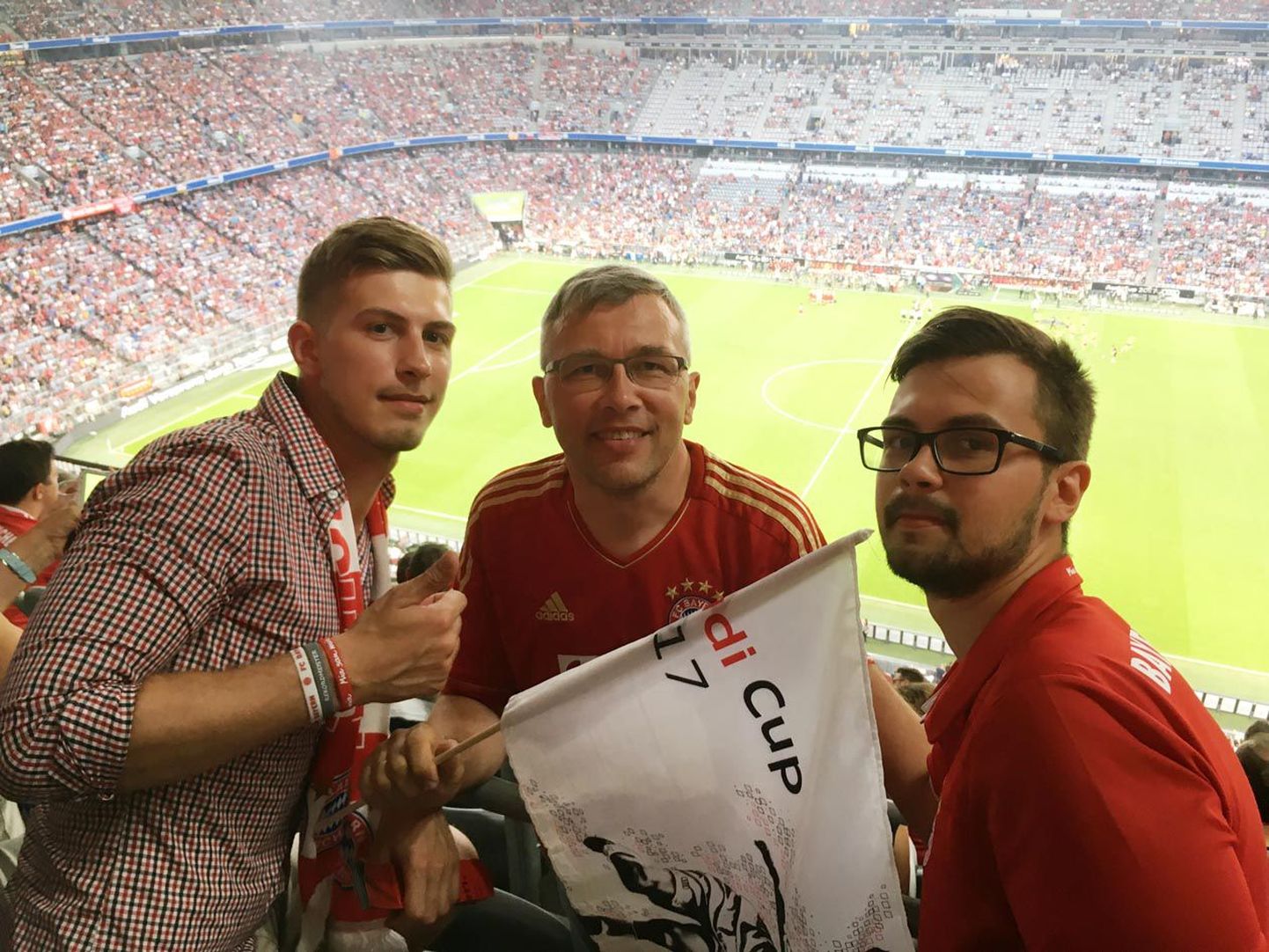 Madis (vasakult), Urmas ja Tõnis Glase on Müncheni Bayerni mänge käinud Allianz Arenal vaatamas  seitse korda.