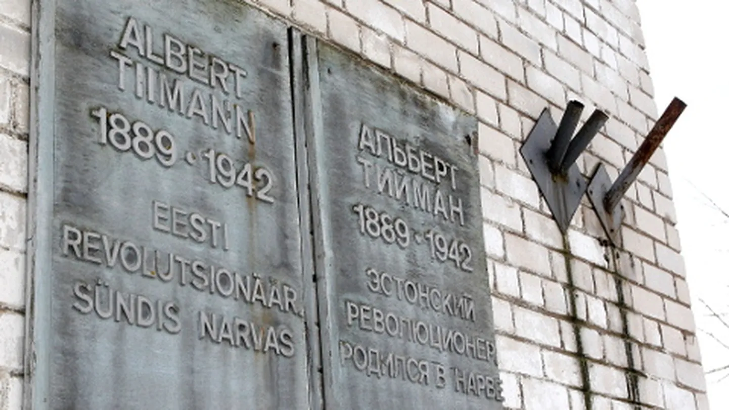 Albert-August Tiimanni mälestustahvel Narva samanimelisel tänaval.