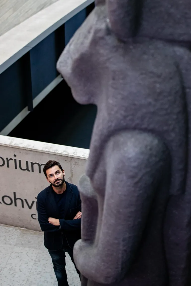 Kuraator Paolo Marini ja lõvipäine jumalanna Sekhmet.