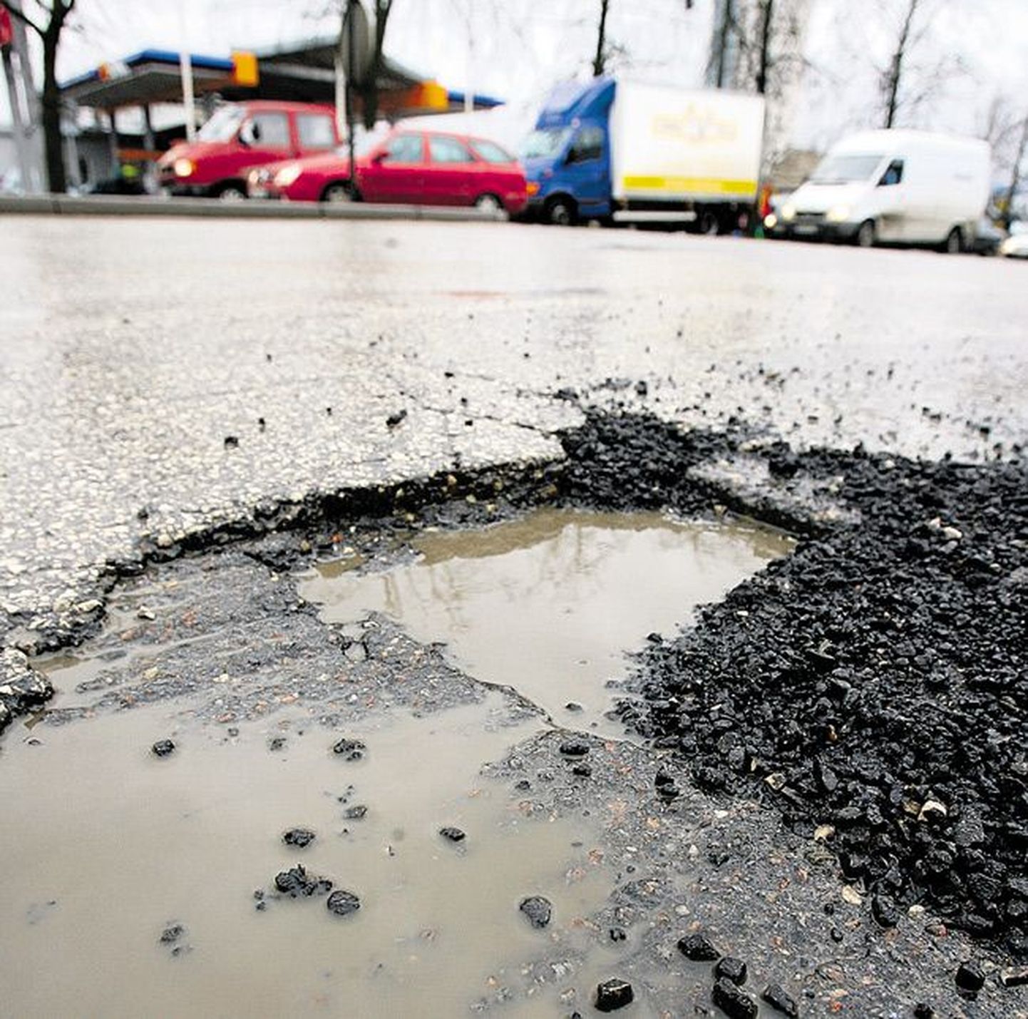 Tallinnas täidetakse praegu ainult nö väga kriitilised augud, mis võivad põhjustada õnnetusjuhtumeid autodega.