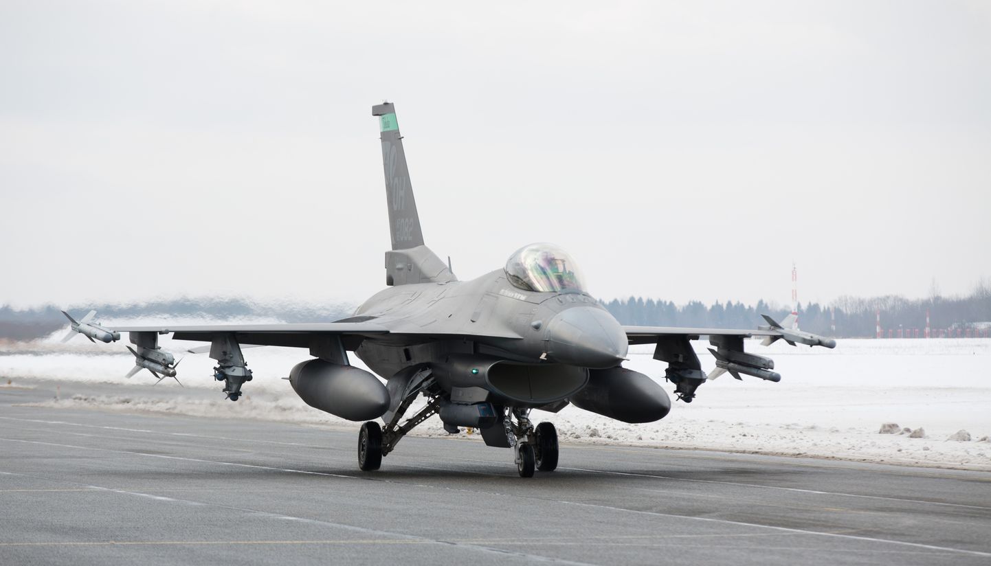 F-16 hävitaja Ämari lennubaasis.