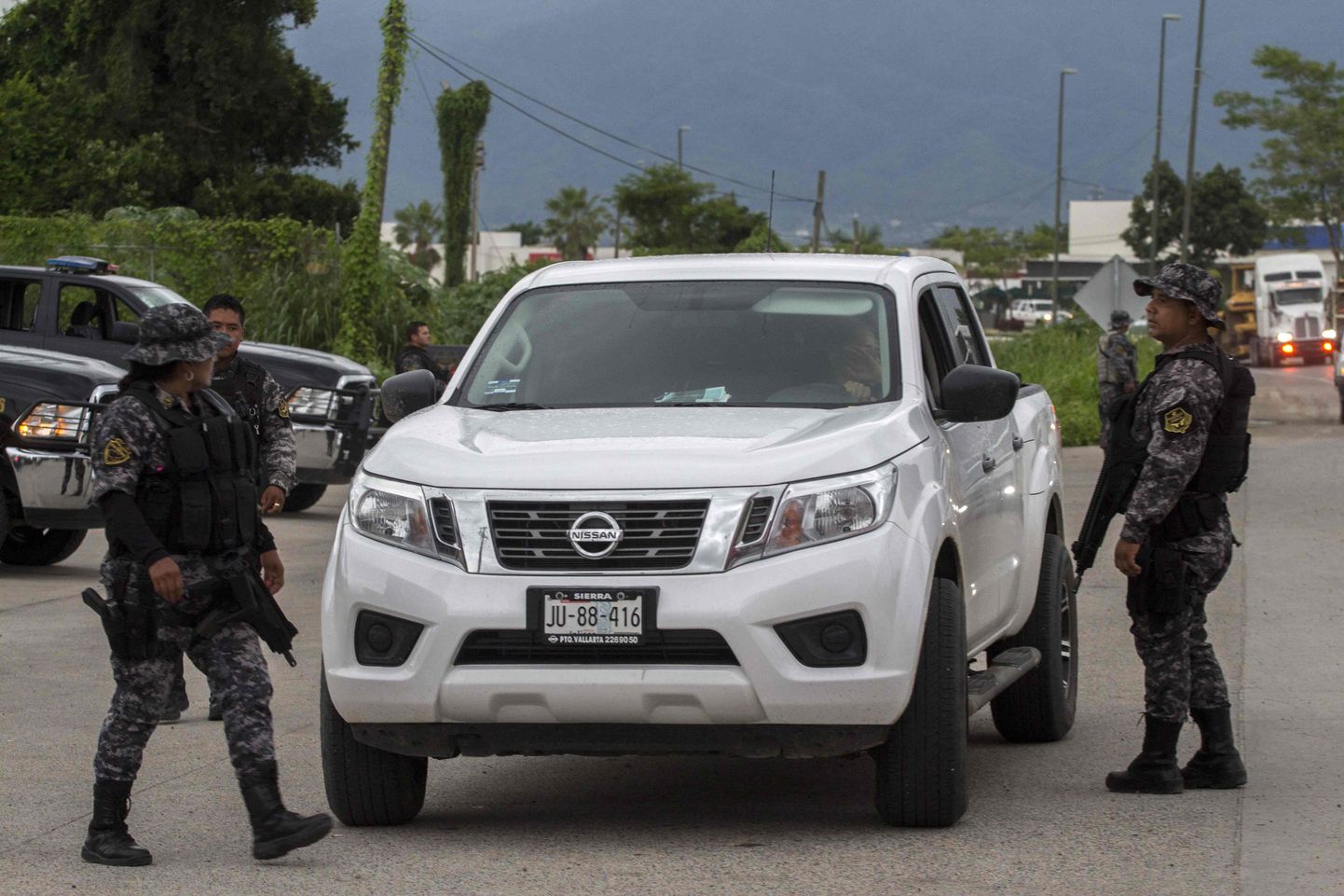 Föderaalpolitseinikud Jaliscos autot kontrollimas.