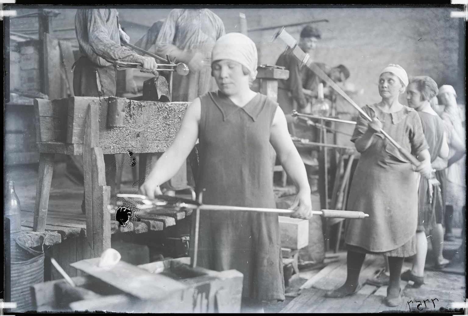 Klaasipuhujad Lorupi klaasivabrikus 1930. aastatel.