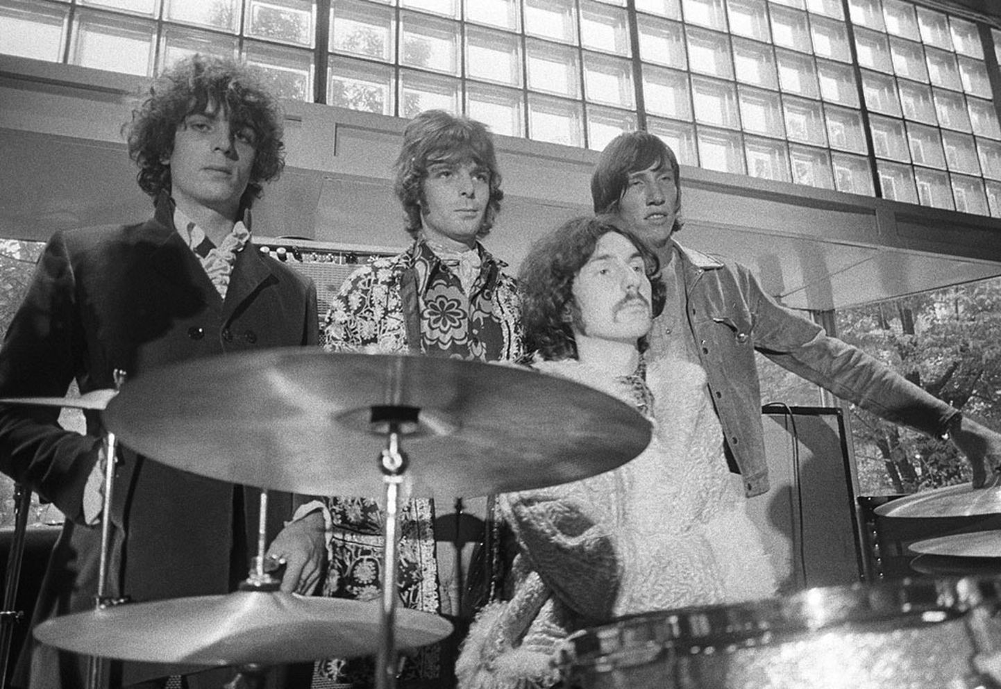 "Pink Floyd" Stokholmā. No kreisās: Syd Barrett, Richard Wright, Nick Mason (sēž) un Roger Waters 