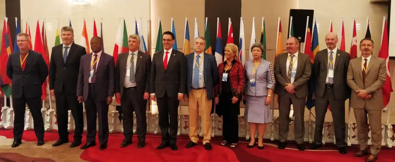 Pildil (vasakult paremale) juhatuse liige Janek Pool, laekur Juraj Podkonicky, asepresident Jean Didier Bidié, esimene asepresident Mathieu Chardon, president Marc Schmitz, asepresident Luis Ortega, abisekretär Sue Collins, Juhatuse liige Ruenvadee Suwanmongkol, sekretär Jos Uitdehaag, abilaekur David Walker ja juhatuse liige Patrick Safar.