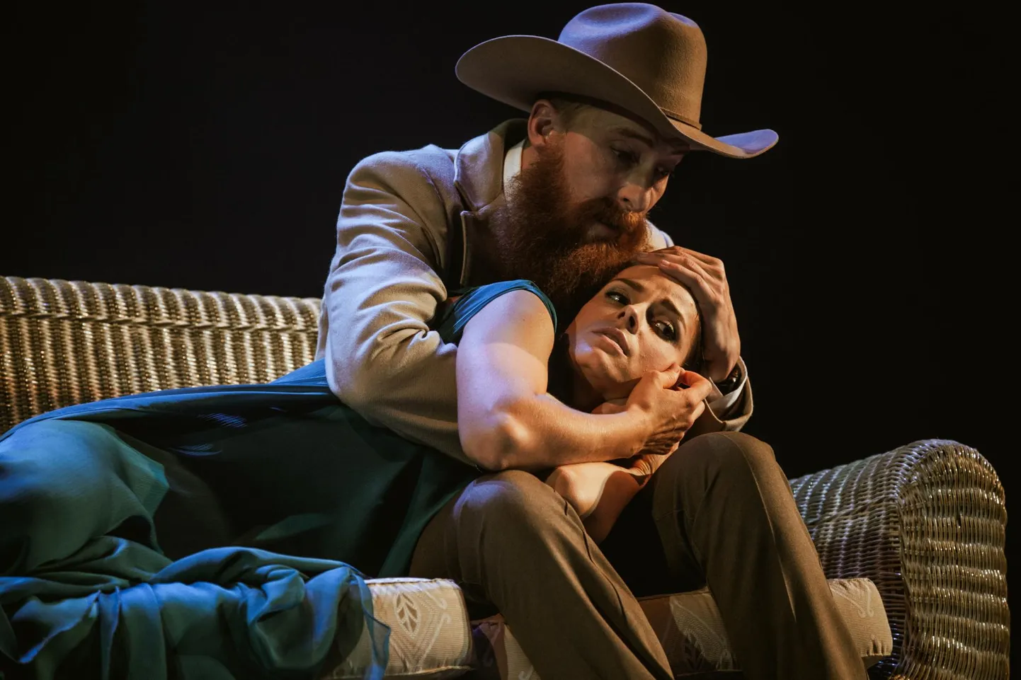 Ugala teatris etendub «Naine merelt». Pildil doktor Wangel (Aarne Soro) ja Ellida (Laura Peterson). Lavastust mängitakse viimast korda.