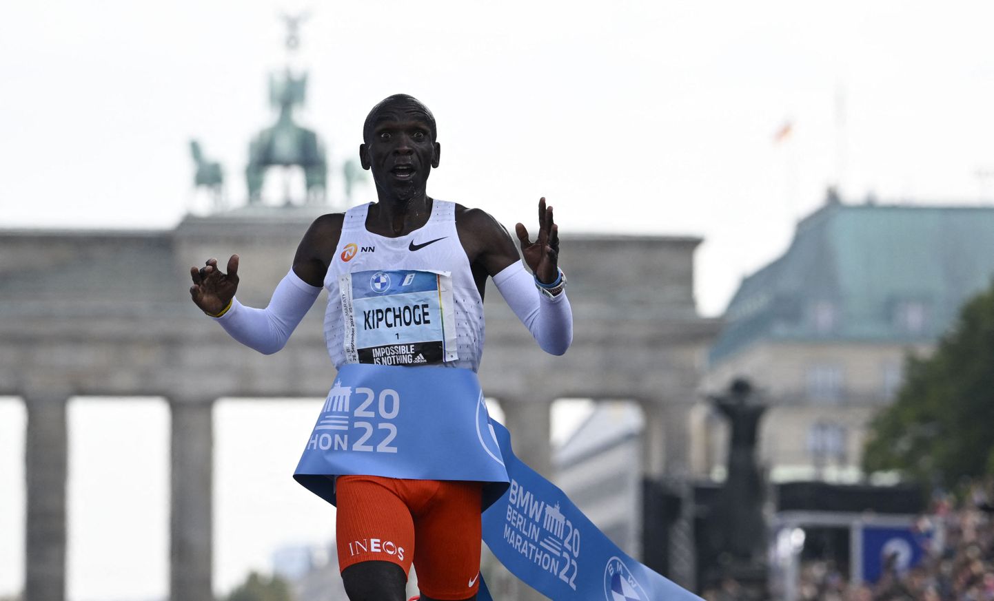 Eliud Kipchoge tuli olümpiavõitjaks maratonis 2016. ja 2021. aastal ning on võitnud olümpiamängudel veel kaks medalit. Eelmisel aastal jooksis ta Berliini maratoni rekordajaga 2:01:09.